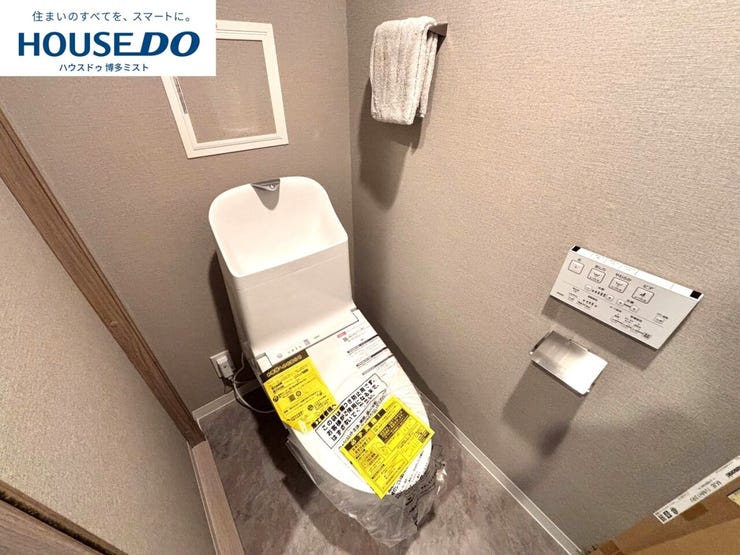 キズがつきにくく汚れが落ちやすい素材の便器だから、毎日のお手入れがぐっとラクになります。清潔を保ちやすいのは、毎日使う場所だからこそ重要なポイントです。