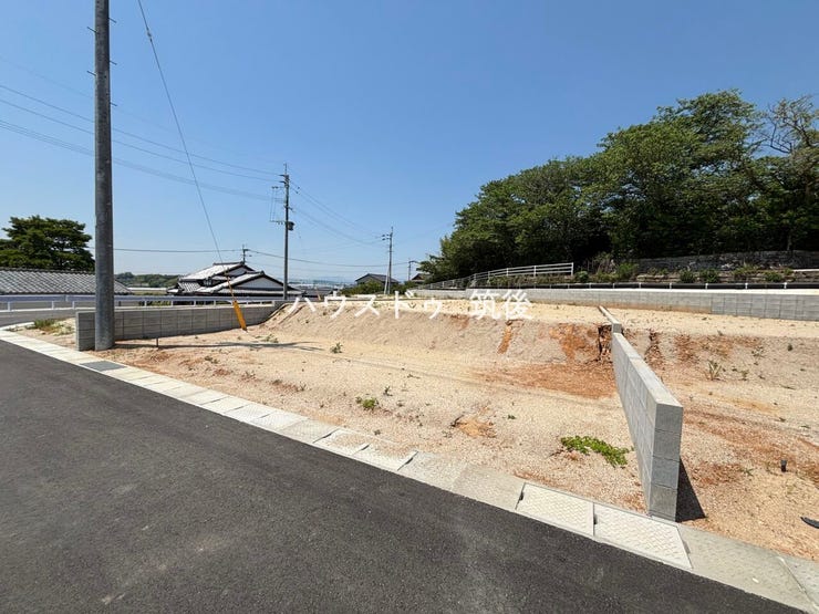 造成済みのため、現地で土地の広さや高低差を確認しやすい状態です。