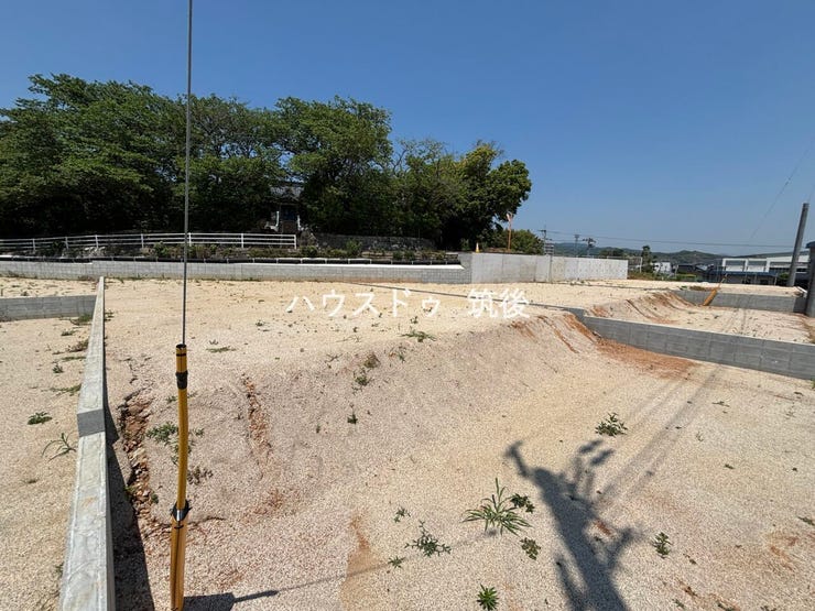 奥行きのある敷地形状。建物配置によって、奥側のスペース活用も検討できます。