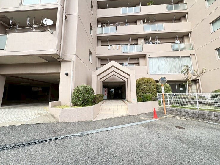 マンション前の道路は車の通行量も少なく、車の出入りも比較的しやすいです。