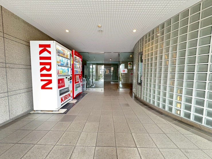 エントランスには自動販売機がございます。