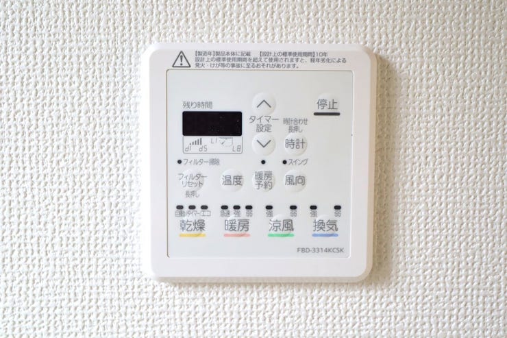 浴室換気乾燥機 同仕様
湿気の多い季節のカビ対策や雨の日のお洗濯には重宝します♪