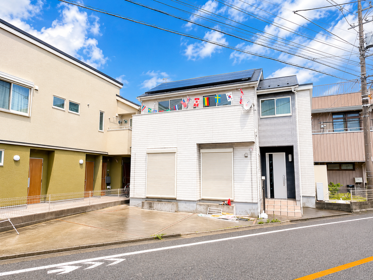 【外観】
白を基調とした、明るくすっきりとした外観の住まいです。前面道路は幅員があり見通しも良く、車での帰宅時も落ち着いて駐車できる設計。家族の毎日を温かく包み込む、安心感のある暮らしがここから始まります。