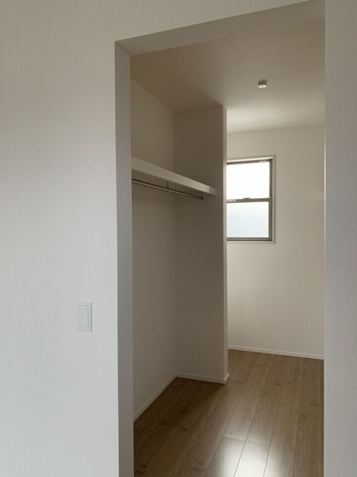 ウォークインクローゼットは、ちょっとした小部屋くらいの広さがあります。