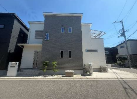 【外観】
白と淡いグレーを基調とした、モダンで洗練された外観デザインです。すっきりとしたスタイリッシュな佇まいでありながら、最新の住宅技術や高い意匠性を感じさせる、街並みに美しく映える先進の一邸です