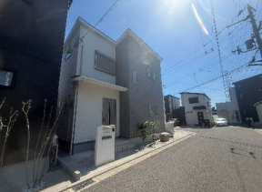 北西の角地につき日当たり良好!全面道路は広々としていてお車の駐車も楽々♪駐車スペース2台可能でございます!