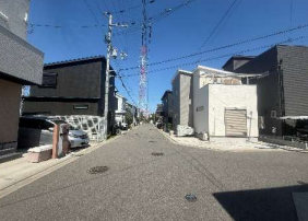 見通しが良く、車の出し入れや対向車とのすれ違いもスムーズに行える開放的な前面道路です。整備された美しい周辺環境は、小さなお子様がいるご家庭や、日々の運転に安心感を求める方にも最適な先進の街区です。
