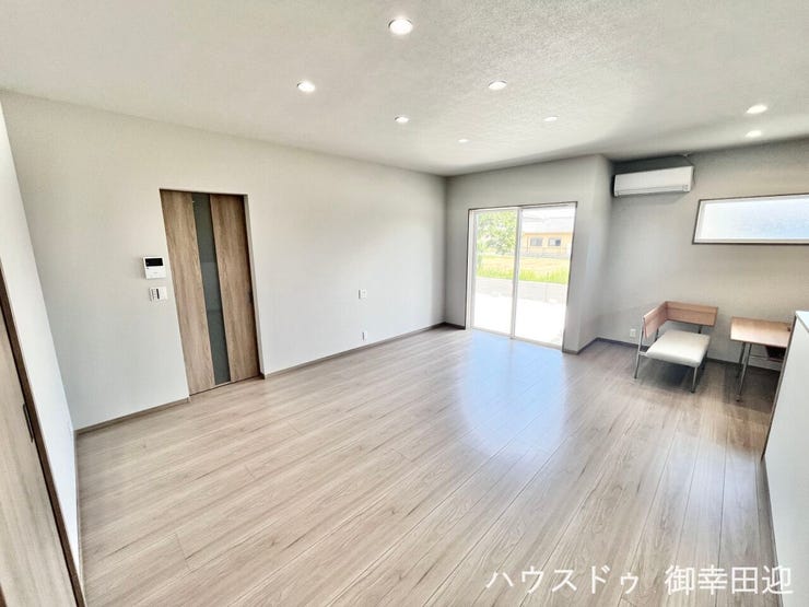 ■安らぎと笑顔の中心地■陽光が優しく降り注ぎ、会話が自然と弾む。ここでは、毎日が特別な時間へと変わります。