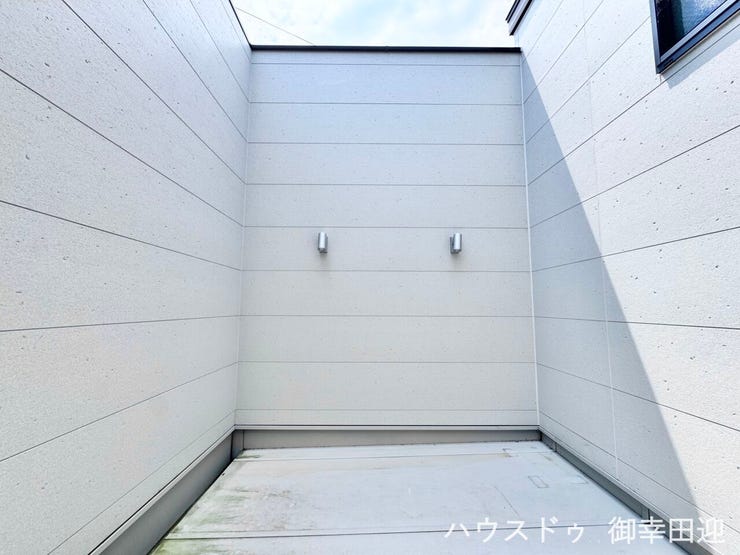 ■空の下の開放的な特等席■日光浴や読書、外の空気を感じながらリフレッシュ。暮らしを豊かにする、もう一つの心地よい空間です。