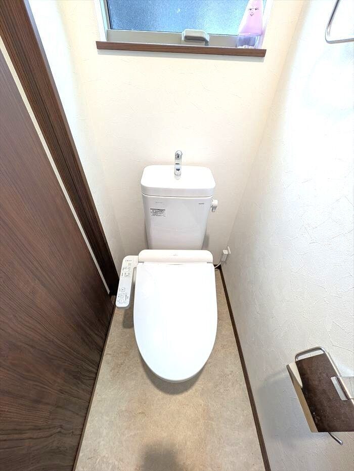 トイレには快適な温水洗浄便座付