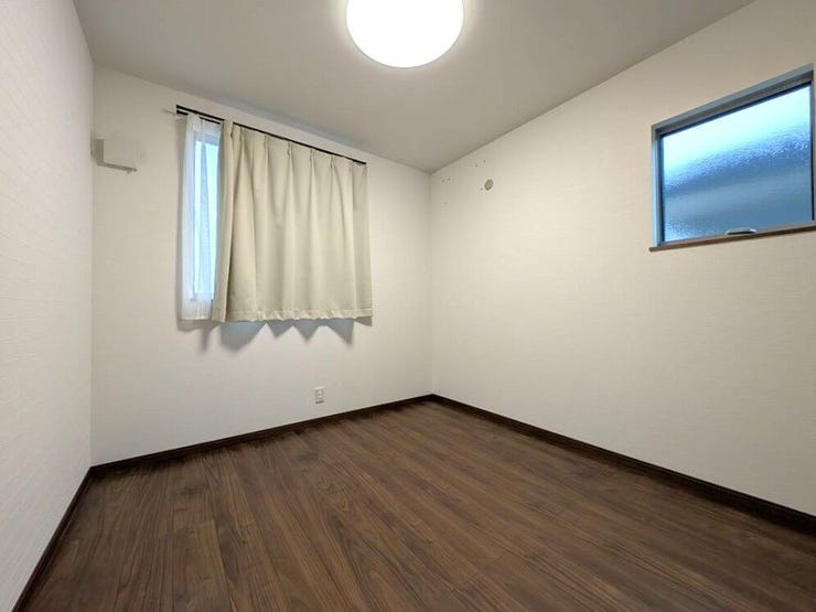 腰窓のみなので棚などの家具が配置しやすく、こども部屋として使いやすそうです