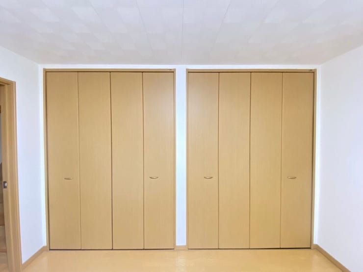 《洋室 2階 クローゼット》
クローゼットあり。すっきり収納可能です。
収納家具が不要でお部屋をより広々お使いいただけます。