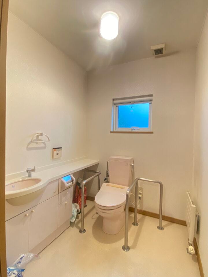 《トイレ》
ウォシュレット付きトイレです。
ゆとりある広さ、手すり付でどなたでも使いやすい♪
1・2階のどちらにもトイレが設置してあり、混雑する時間帯もスムーズに利用可能!