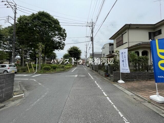 【南東側 前面道路】幅員約5mの前面道路です。お子様と手を繋いで歩いている横を車が通り抜けれる道幅となっています。安心してお子様と一緒にお出掛けする事が出来ます。