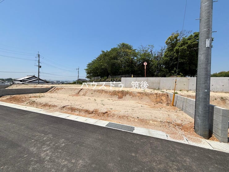 敷地は造成済み。道路側に駐車スペースを計画しやすく、現地でイメージしやすい状態です。