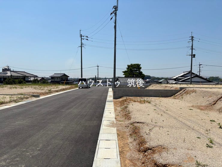 前面道路は幅員約6.0m。車の出入りや駐車時にもゆとりを感じられる道路幅です。