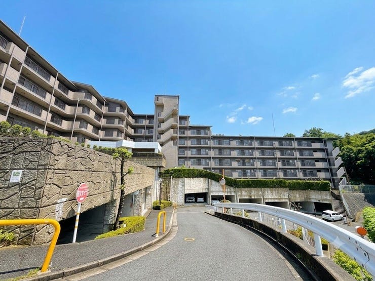 周辺に高い建物がなく日当たり良好な立地です。