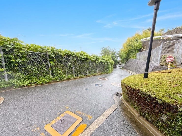広々とした前道で車の出し入れもスムーズにできます