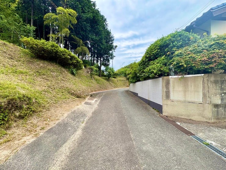 道路幅に余裕があり、運転が苦手な方も安心です。見通しの良い道路に面し、車の出し入れもスムーズです。