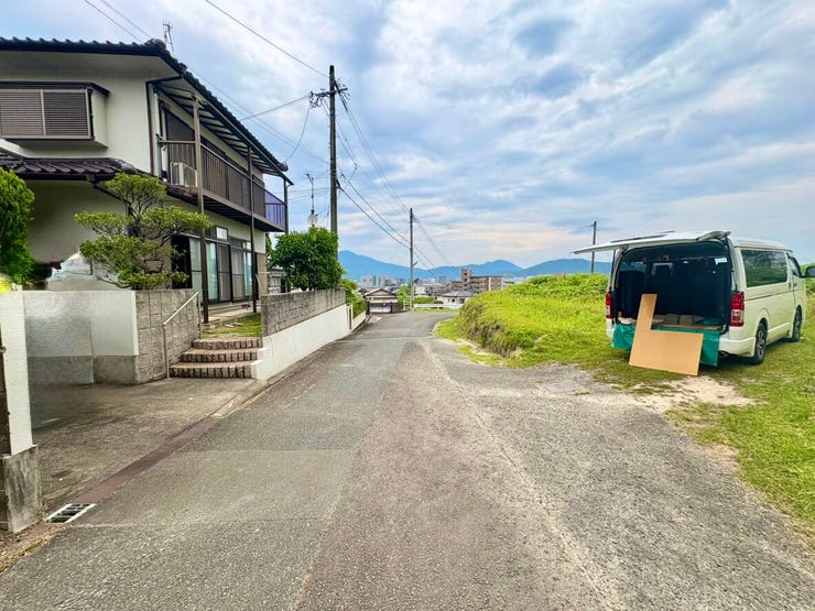 道路幅に余裕があり、運転が苦手な方も安心です。見通しの良い道路に面し、車の出し入れもスムーズです。