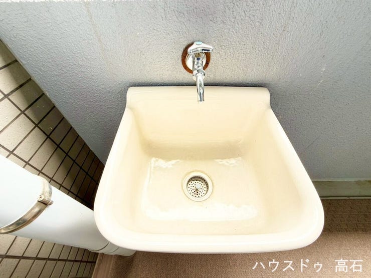バルコニーに設置されている洗い場(水栓)です。