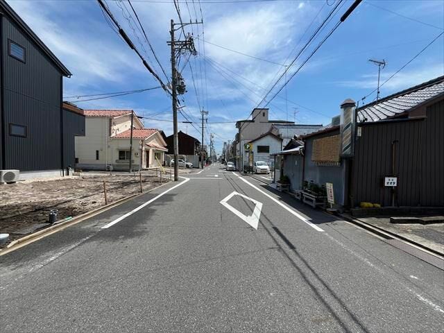 幅員約7.2mの西側前面道路です。普通車が余裕を持ってすれ違うことの出来る道幅です。