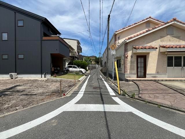 幅員約4mの南側前面道路です。大型車の通行が少ないので、振動や騒音が抑えられます。