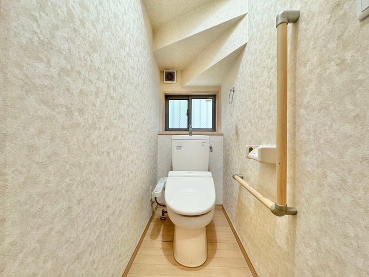 手すりを備えた、家族みんなが使いやすいトイレです。