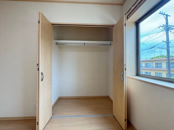 洋服やバッグなどの収納に便利なクローゼットです。