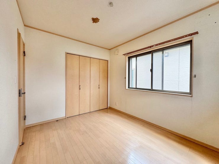 明るさと収納力を兼ね備えた、使い勝手の良い洋室です。