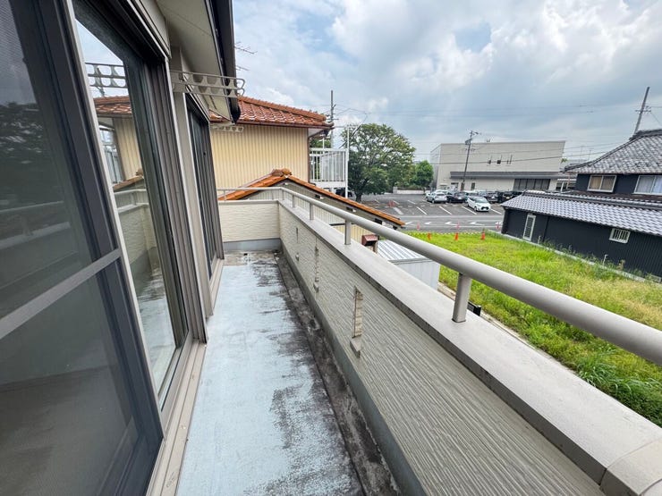 日当たりの良いバルコニーで、洗濯物も気持ちよく干せます。