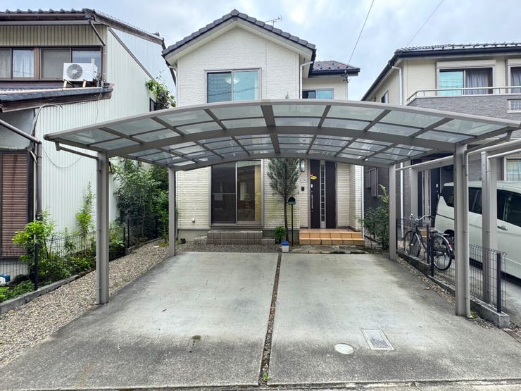 駐車2台可能!1台分はカーポート付きで、雨の日の乗り降りも安心です♪