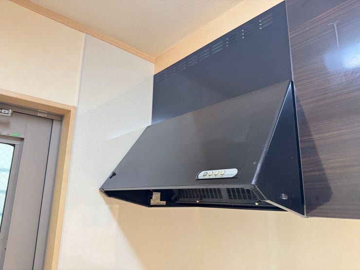 調理中の煙やニオイをしっかり換気できるレンジフード付き。