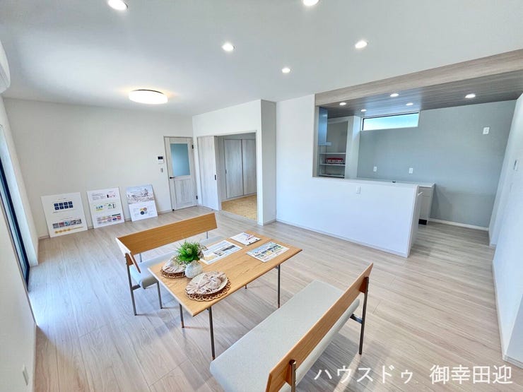 ■安らぎと笑顔の中心地■陽光が優しく降り注ぎ、会話が自然と弾む。ここでは、毎日が特別な時間へと変わります。