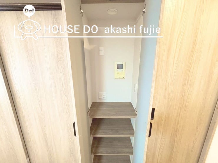 収納に便利な棚付き