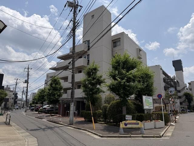 【外観】
白を基調とした落ち着きある外観。植栽も整い、明るく清潔感のある佇まいです。