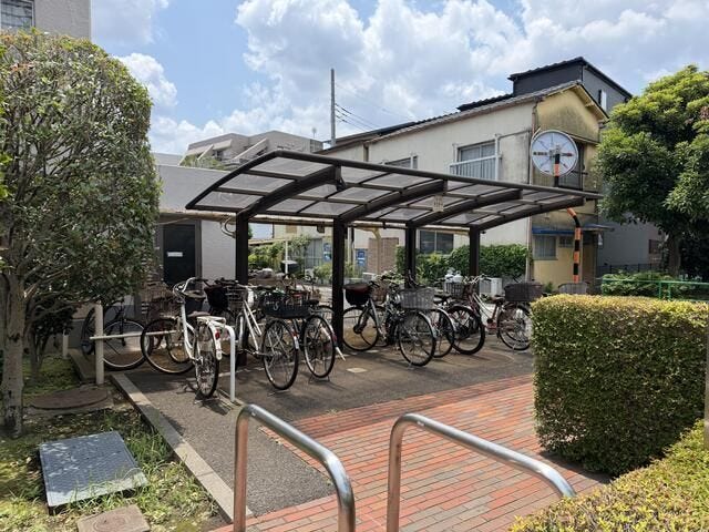 屋根付き駐輪場があり、大切な自転車を雨から守りやすい共用スペースです。