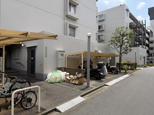 バイク置場も設けられており、自転車・バイク利用の方にも便利な住環境です。