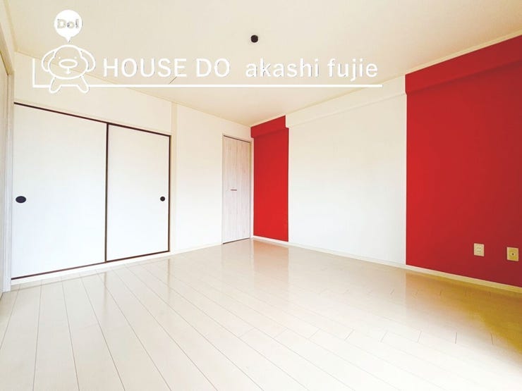 アクセントクロス仕様の明るい洋室