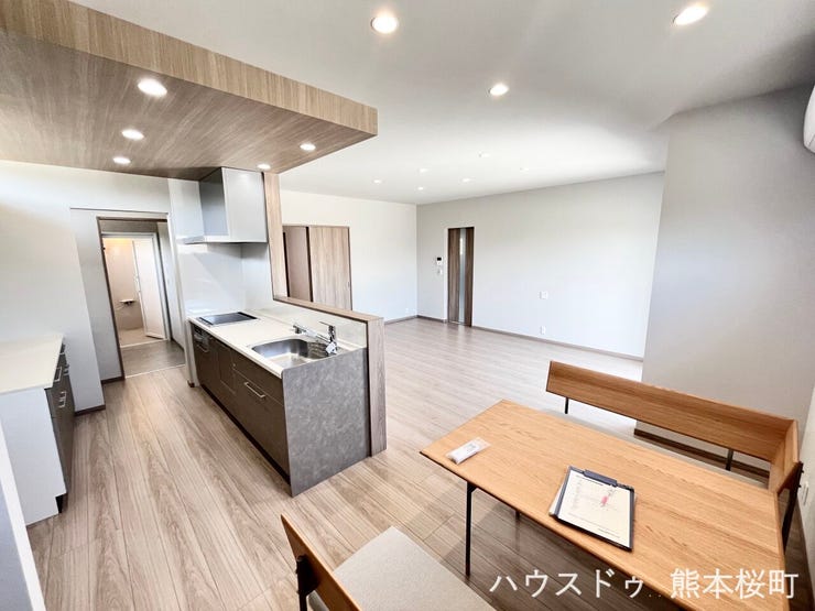 ■安らぎと笑顔の中心地■陽光が優しく降り注ぎ、会話が自然と弾む。ここでは、毎日が特別な時間へと変わります。