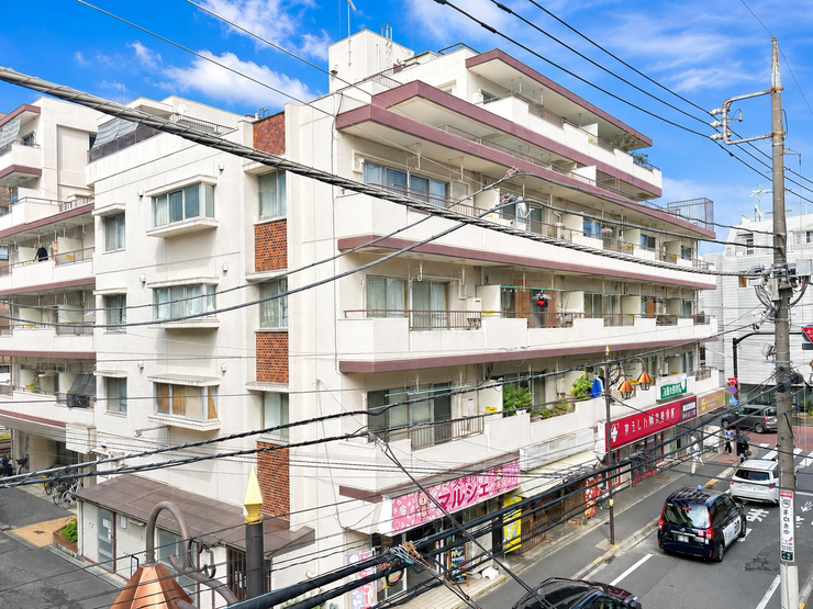 【外観】
ホワイトを基調に茶色のラインがアクセントの外観です。1階には店舗が入っており、日々の買い出しがスムーズに行えそう。街の利便性を享受しながら、穏やかな日常が送れる暮らしの拠点です。