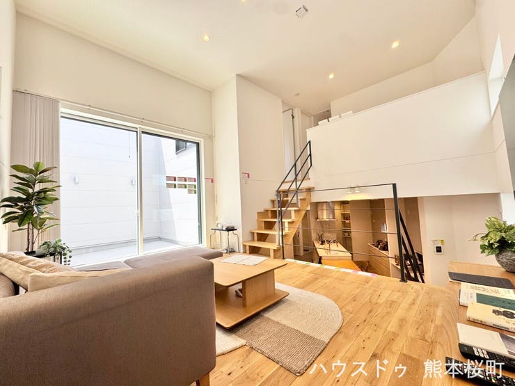 ■安らぎと笑顔の中心地■陽光が優しく降り注ぎ、会話が自然と弾む。ここでは、毎日が特別な時間へと変わります。