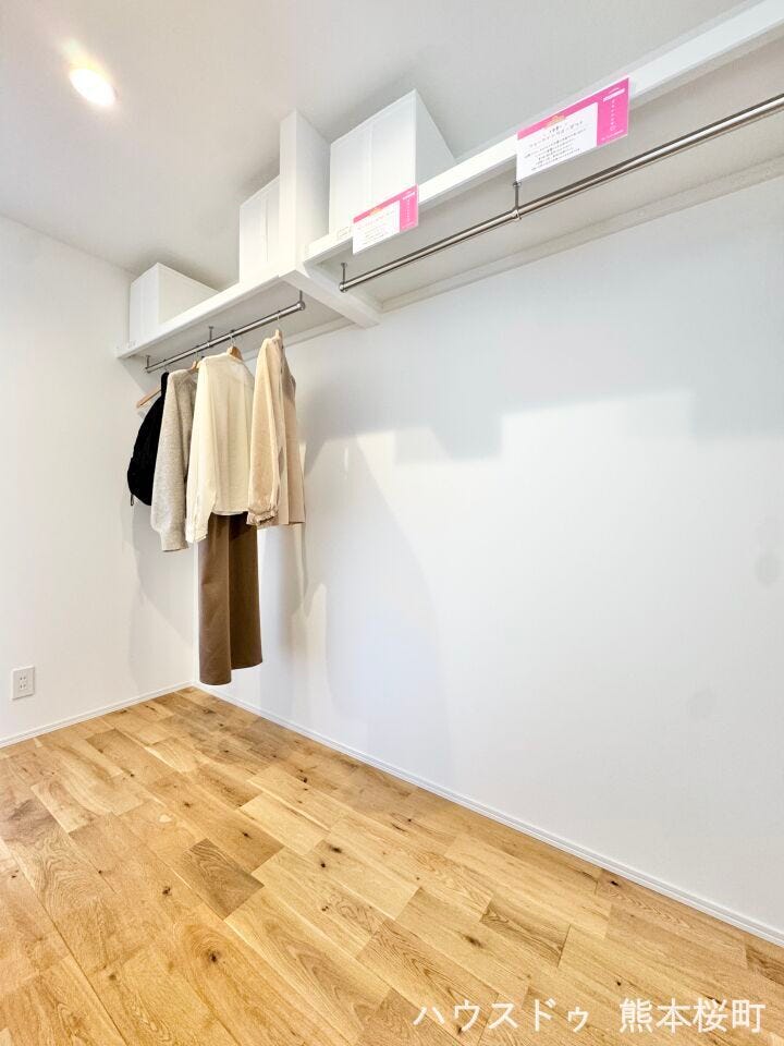 ■2階6帖洋室WIC■衣類から小物まで一ヶ所に集約。整理整頓がしやすく、毎日のコーディネートが楽しくなるゆとりの収納です。