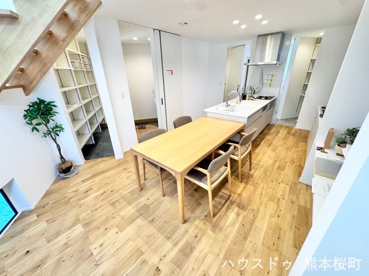 ■料理も会話も弾む、開放感あふれるダイニング・キッチン■
隣接するガレージや上部の吹き抜けからの光が心地よく、家族の自然なコミュニケーションを生み出す中心的な空間です