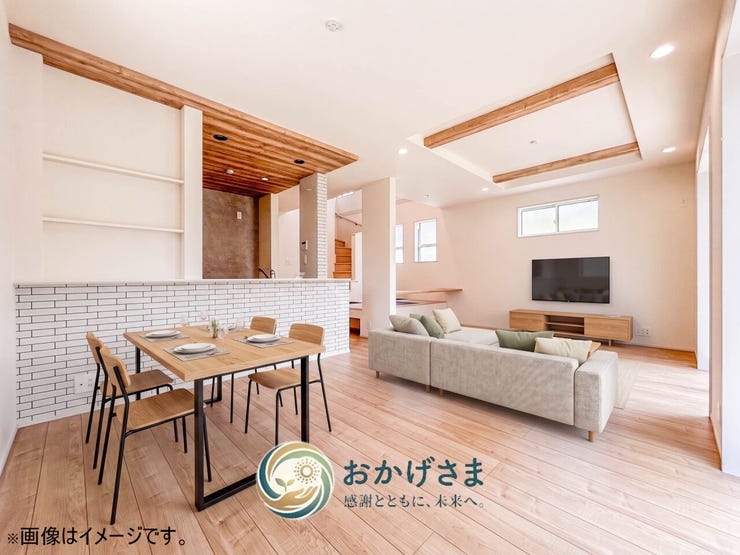 【リビング】
【LDK】
※画像は家具設置イメージです。
折り上げ天井の木目ラインが美しい広々LDK。タイルのアクセントクロスがお洒落なダイニング空間です。