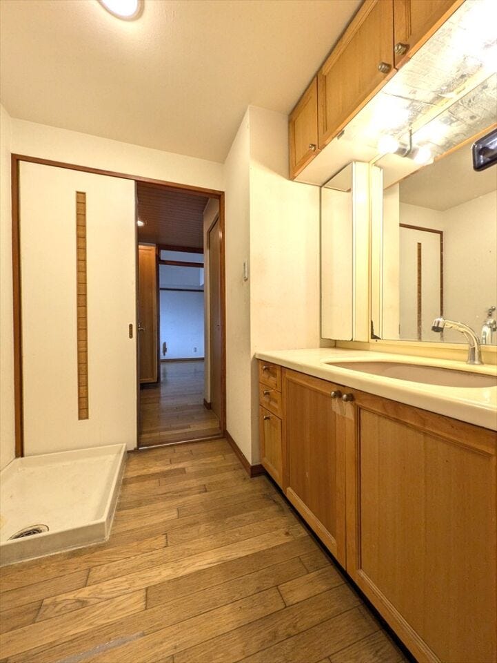 温かみのある家具調の洗面台を採用。収納箇所がたっぷりあるので、すっきり片付きます。