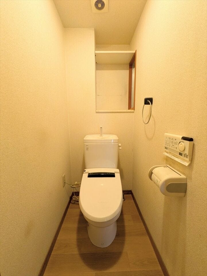 換気できる窓が付いており、気になる匂いがこもりません♪