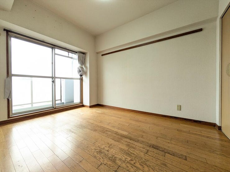 大きめウォークインクローゼット付きですので、ベッドを置いても広々と使えます