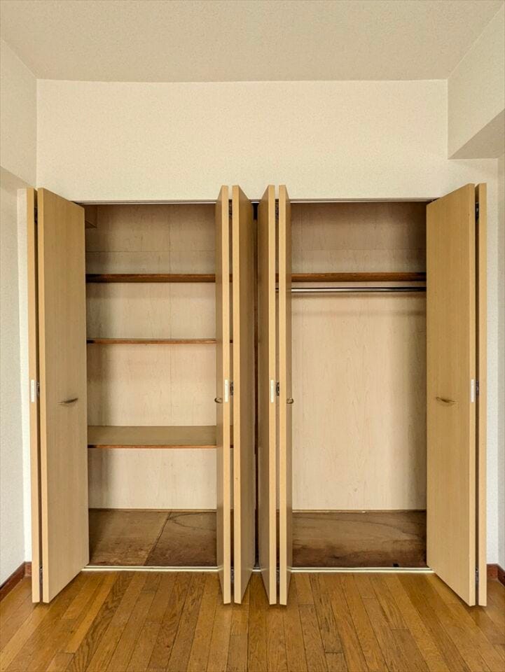 洋室には大きめウォークインクローゼット完備。荷物が多くてもたっぷり収納できます。