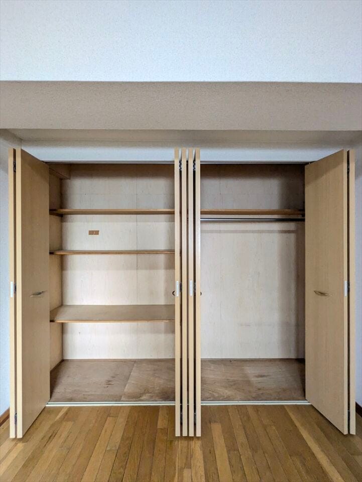 棚付きの収納は 効率よく荷物が入れられるので便利です